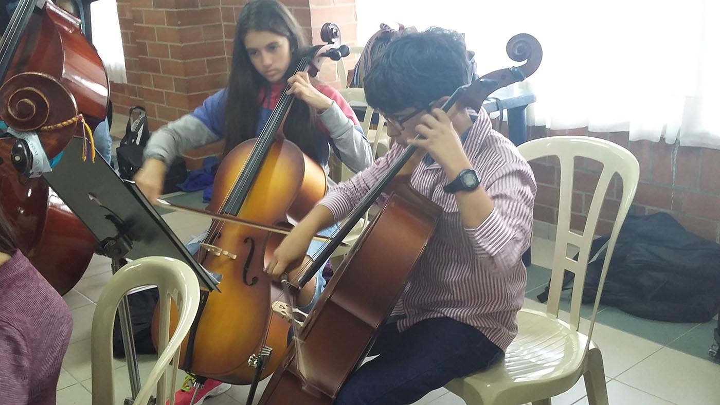 Estudiantes con sus Instrumentos UniMúsica